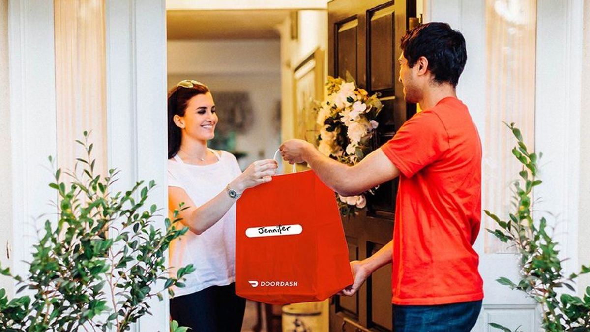 DoorDash and 2,000 grocery partners will waive delivery fees