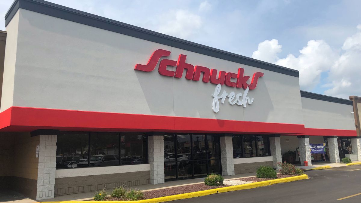 Exterior of Schnucks Fresh grocery store in Jasper, Indiana